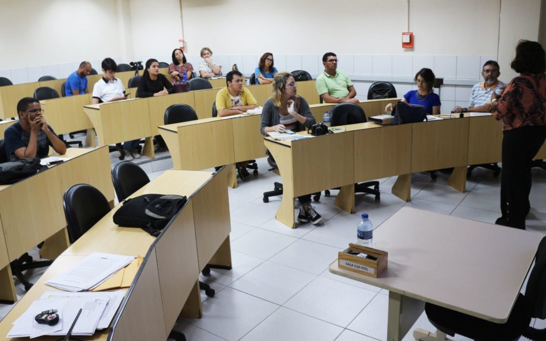 Estudiantes y profesores de periodismo participan en el taller dirigido por el Instituto Terre des hommes en Brasil para debatir sobre medios de comunicación, juventud y derechos humanos